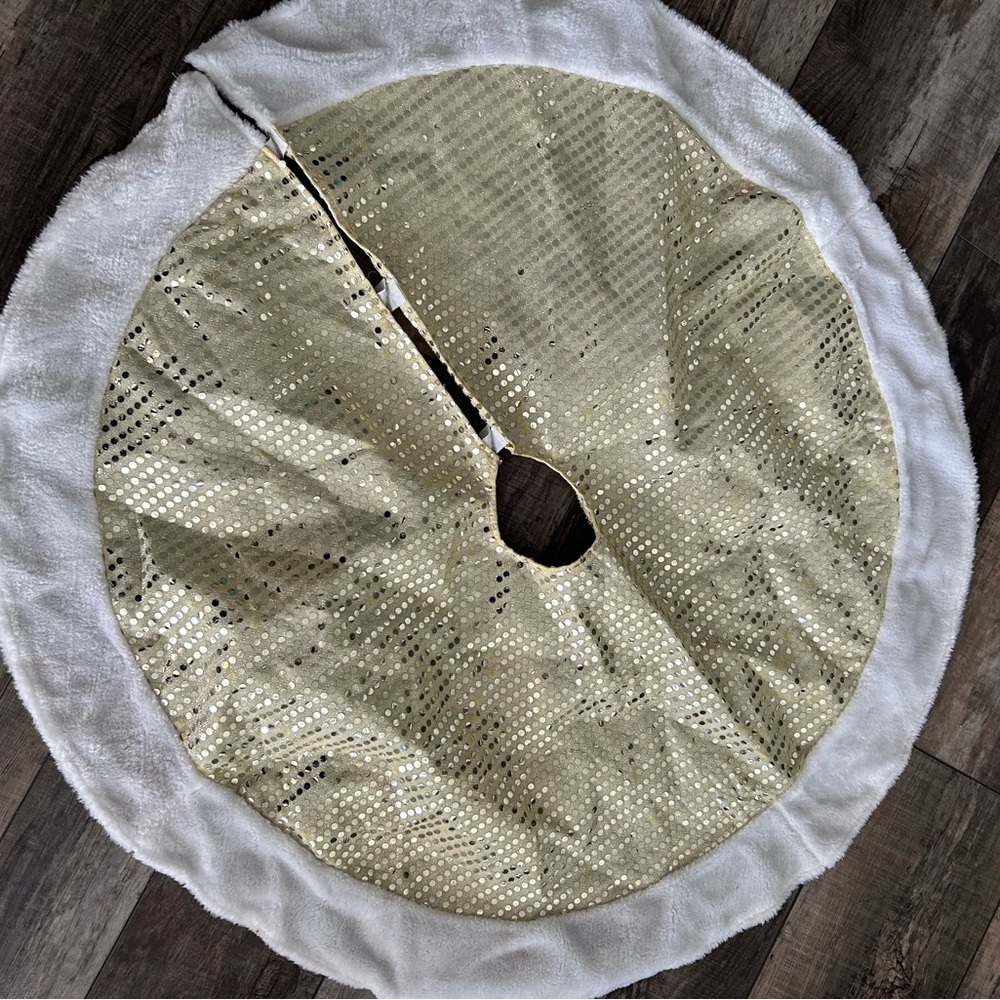 Private Label Gold and White Holiday Tree Skirt